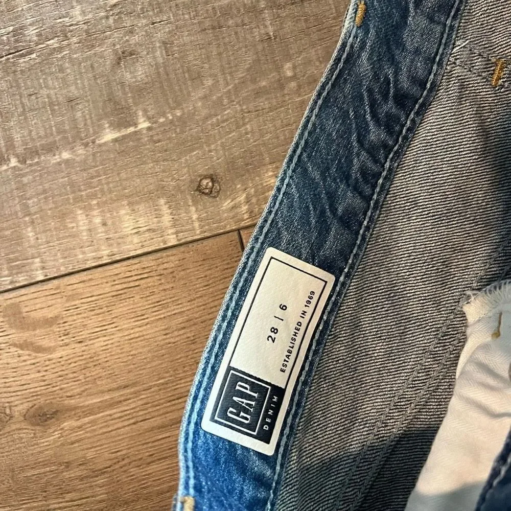 Gap distress jeans skirt size 28